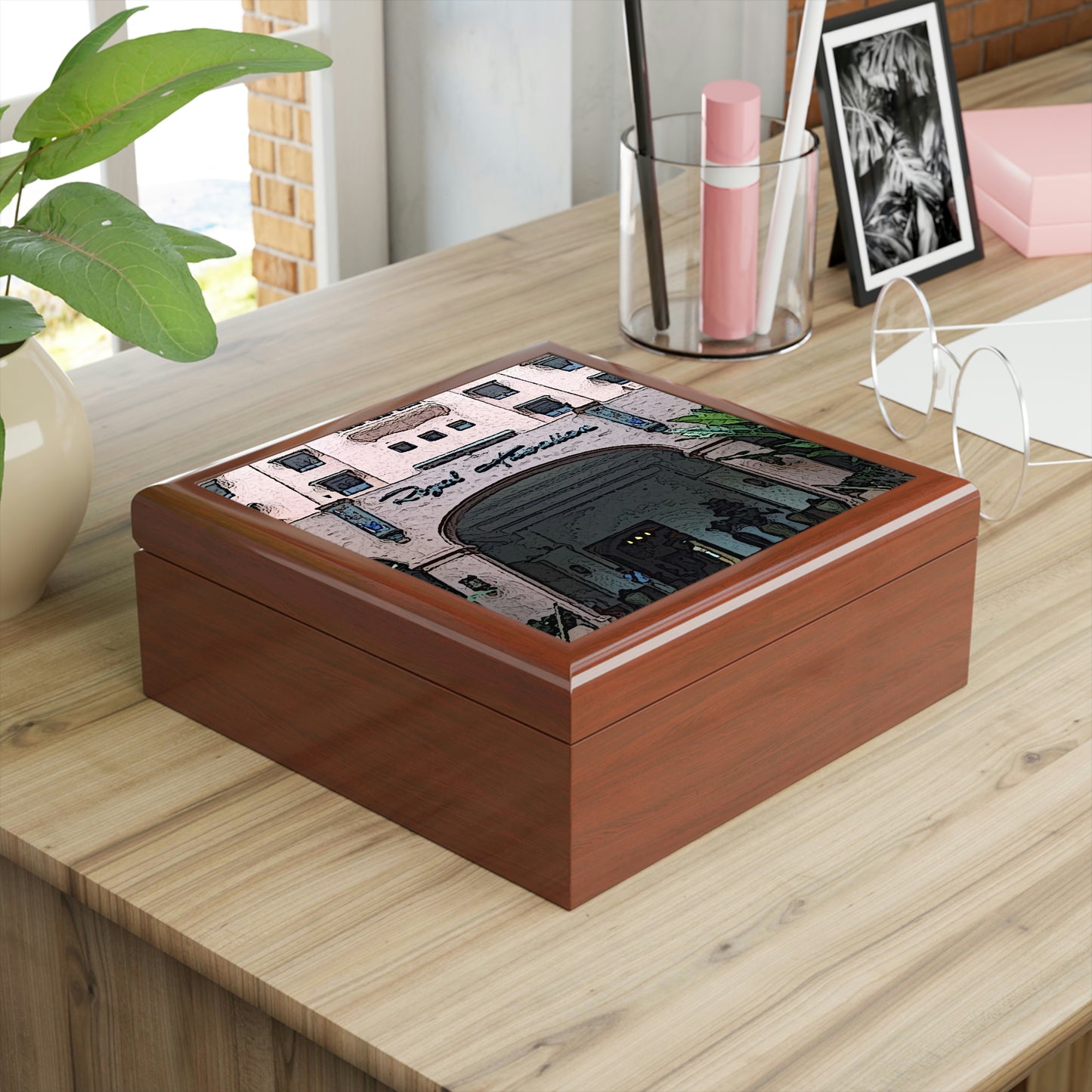 Jewelry Box ...  "La Grande Entree" At: 'The Pink Palace' ... The Royal Hawai'ian ... Honolulu, HI ... '27Oct2014' ... Original Works ...