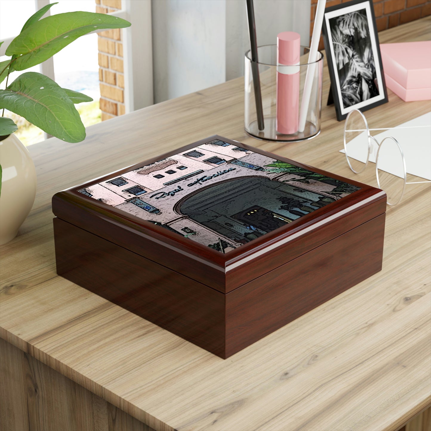 Jewelry Box ...  "La Grande Entree" At: 'The Pink Palace' ... The Royal Hawai'ian ... Honolulu, HI ... '27Oct2014' ... Original Works ...