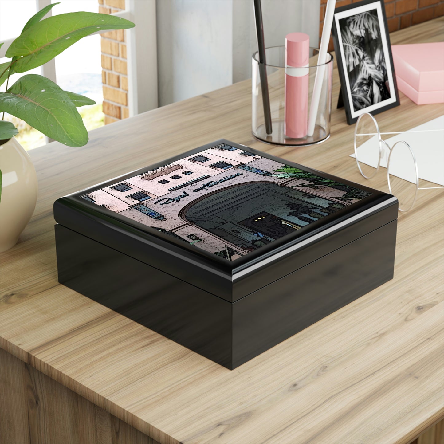 Jewelry Box ...  "La Grande Entree" At: 'The Pink Palace' ... The Royal Hawai'ian ... Honolulu, HI ... '27Oct2014' ... Original Works ...